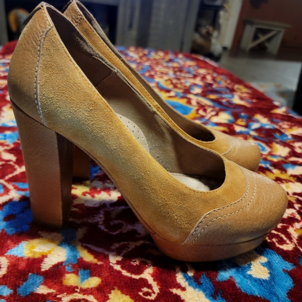 Cubana's "Desire Pleasure Technology" platform tan heels. Size 7 US, size 38 EUR